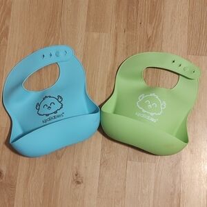 *Lot of 2* KeaBabies Silicone Bibs Blue Green Wide Crumb Pocket Adjustable 🩵💚